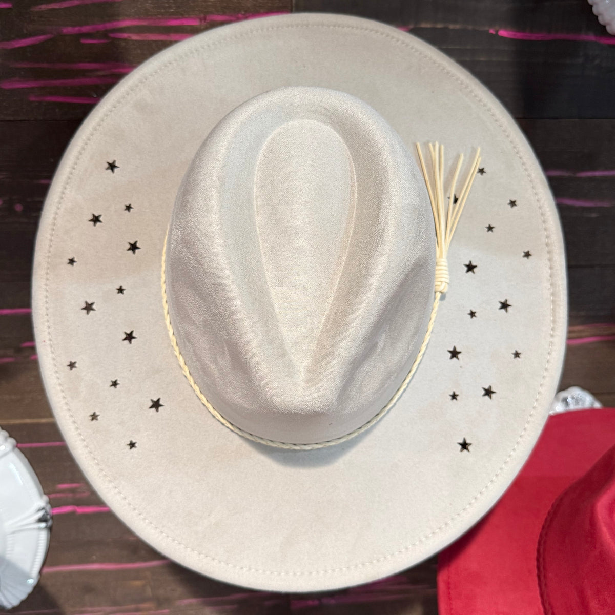 Stone star-print hat with white crown, stitched band, wide brim