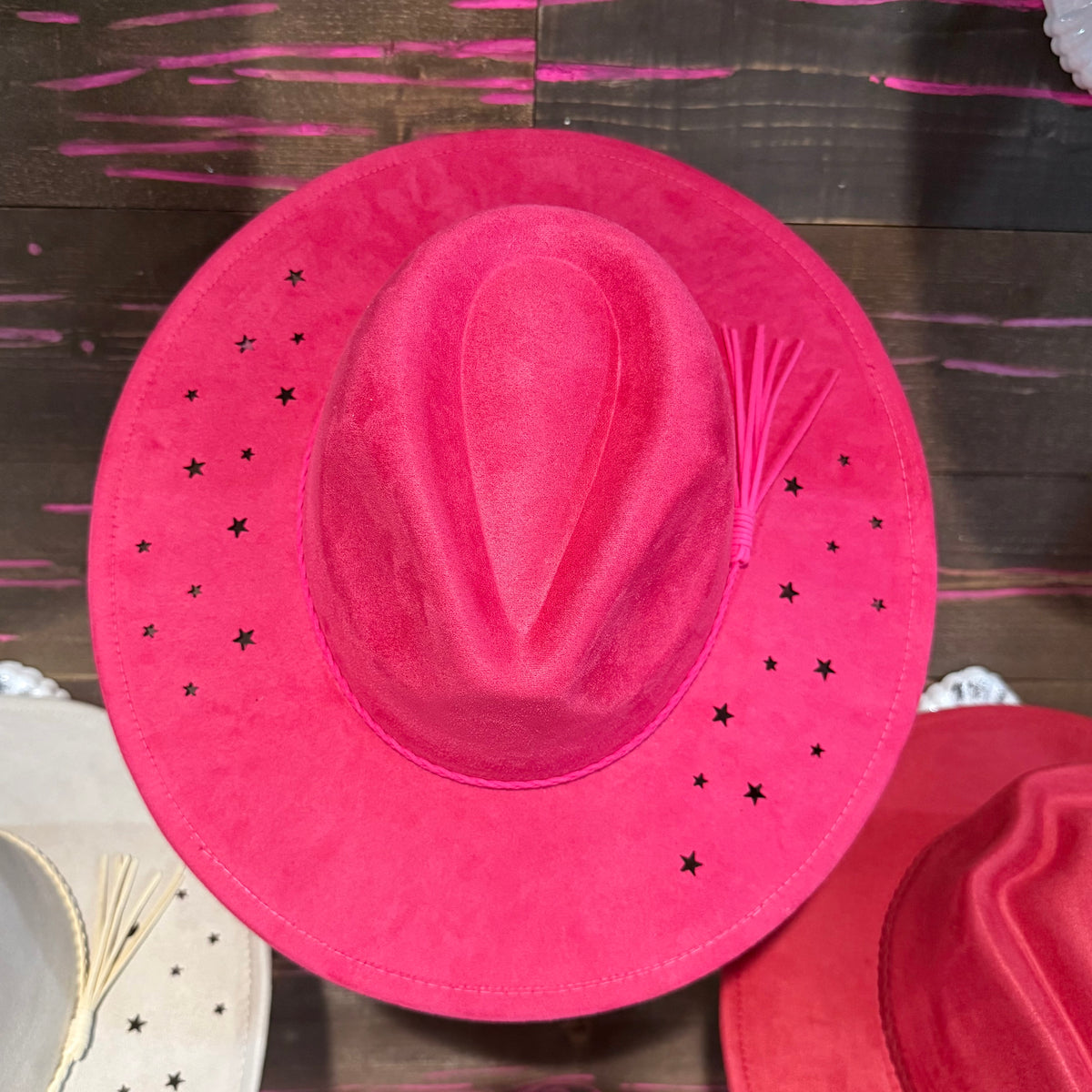 Fuchsia star-print hat with oval crown and stitched band, wide brim