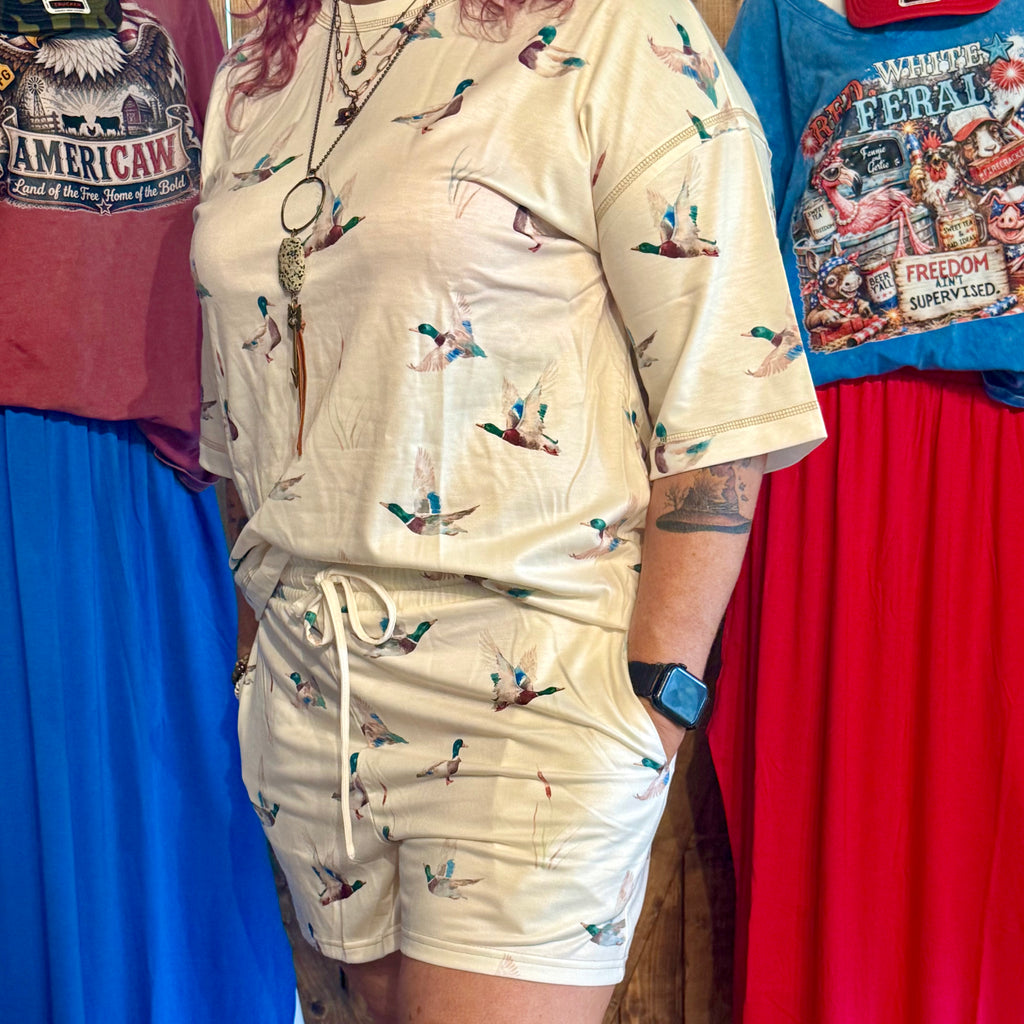Cream bird-print tee and drawstring shorts set, short sleeves and cinched waist